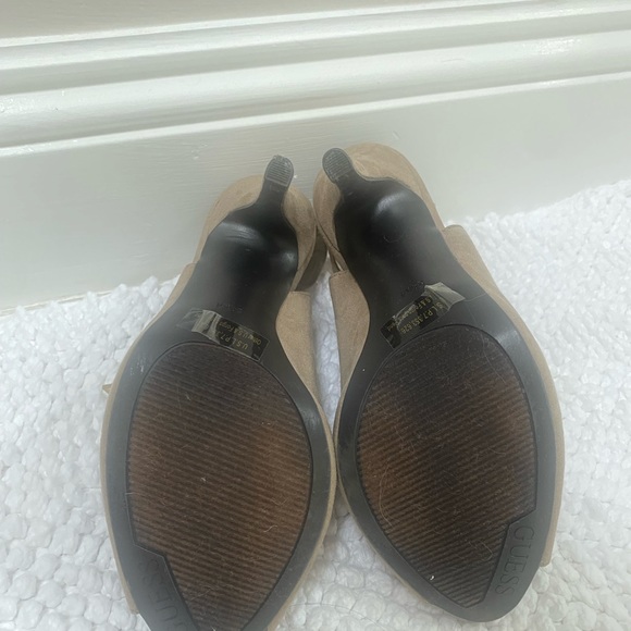 Guess Suede Peel Toe heels with zipper. - Picture 5 of 6